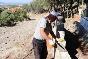 burhaniye-yaylacik-mezarlik-duvari-onarildi.jpg
