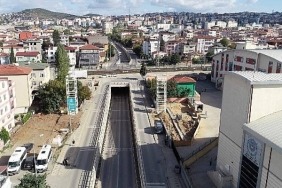 buyuksehir-darica-okul-yolu-caddesinde-yaya-ustgecidi-yapiyor.jpg