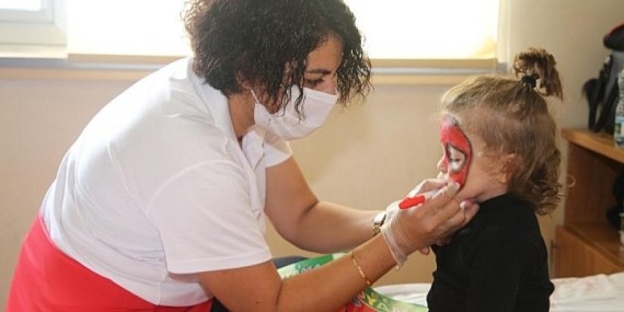 ‘Çık Dışarıya Oynayalım’ şenliği Çocuk Hastanesi’nde