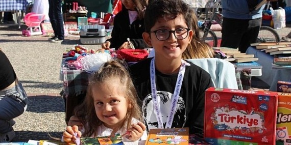 Çocuk ikinci el pazarında oyuncaklar kapışıldı