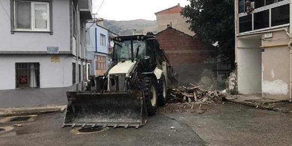 Gemlik’te metruk binalarla mücadele devam ediyor