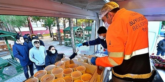 İzmir Demokrasi ve Bakırçay üniversitelerinde de yemek hizmeti başladı