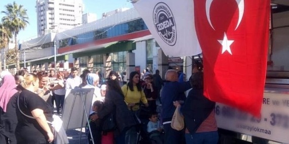 İzmir Depremzedeleri Dayanışma Derneği Bartın Maden Ocağında Şehit Olan Madenciler İçin Konak Meydanında Lokma Döktürdü