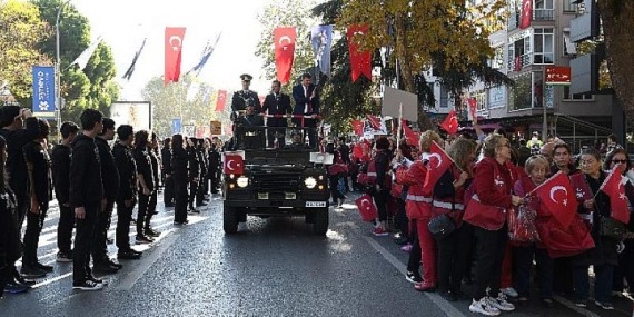 Kadıköy’de Büyük Cumhuriyet Yürüyüşü Öncesi Renkli Görüntüler
