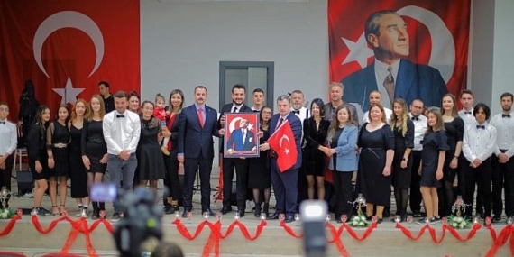 Kınık Belediye Korosu Cumhuriyet Konseri Düzenledi