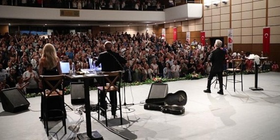 Klasi-Komik Bayraklı’da sahnelendi