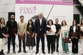 kultur-ve-turizm-bakani-mehmet-nuri-ersoydan-baskent-kultur-yolu-festivalinde-genc-sanatcilara-destek.jpg