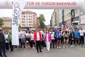 kultur-yolu-festivalleri-devam-ediyor-baskent-kultur-yolu-festivalinde-ankaralilar-sanat-icin-kostu-ve-serebral-palsiye-dikkat-cekti.jpg