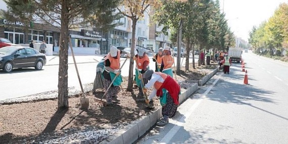 Nevşehir Belediye Ekiplerinden Refüj ve Kavşaklarda Bitkilendirme ve Bakım Çalışması
