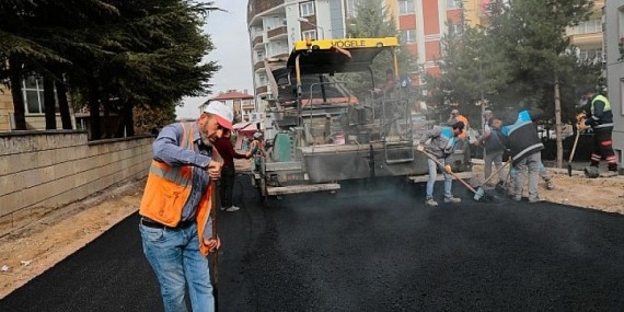 Nevşehir Belediye Ekiplerinin Esentepe Mahallesi’nde Sıcak Asfalt Mesaisi