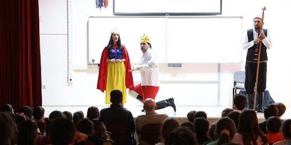 Nevşehir Belediyesi Şehir Tiyatrosu’nun Zelzele Adlı Oyunu Nar’da Sahnelendi