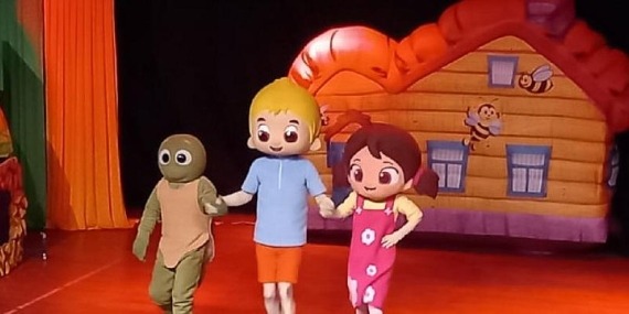 Niloya Cumhuriyet Bayramını Arkadaşlarıyla Doyasıya Kutluyor