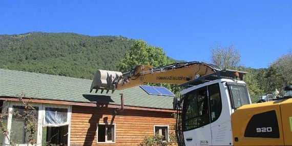 Orman arazisindeki kaçak ev yıkıldı