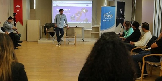 TSPB’nin 8. “Kamera Elinde Geleceğin Cebinde” Kısa Film Yarışması’nda ilk turu geçen senaryo sahiplerine ‘Sinemanın Unsurları’ film atölyesi yapıldı