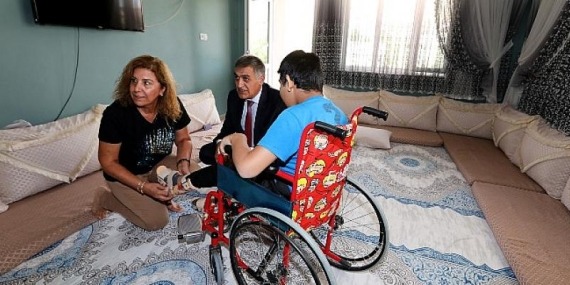 Van Büyükşehir Belediyesi, engelli vatandaşlara medikal malzeme desteğinde bulundu