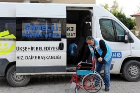 van-buyuksehir-belediyesi-tekerlekli-sandalye-yardimlarini-surduruyor.jpg