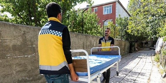 Van Büyükşehir Yatağa Bağımlı Vatandaşlara Hasta Yatağı Hediye Etti