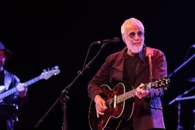 yusuf-islam-turkiyedeki-ilk-konserini-beyoglu-kultur-yolu-festivalinde-verdi.jpg