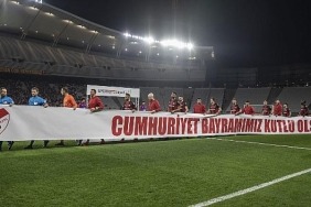 63-macta-futbolcular-ve-hakemler-sahaya-cumhuriyet-pankartiyla-cikti.jpg