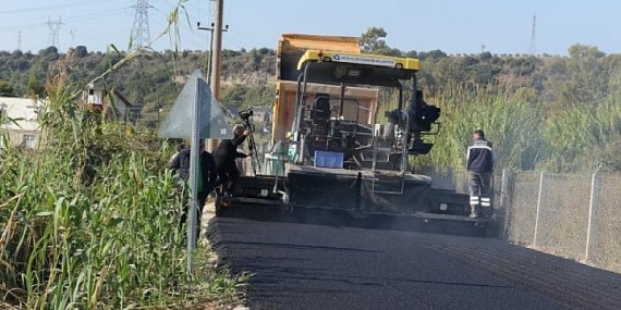 Aksu’da altyapısı tamamlanan  yollar sıcak asfaltla kaplanıyor