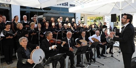 Aktif Yaşlı Merkezi TSM Korosu  emekliler için konser verdi