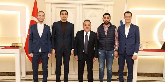 Antalya Büyükşehir Belediye Başkanı Muhittin Böcek gençleri ağırladı