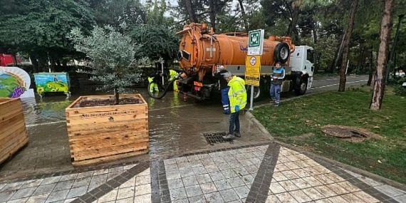 Aşırı yağış alan bölgelere anında müdahale ediliyor