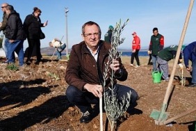 ayvalik-belediye-baskani-mesut-ergin-duzya-zeytin-agaci-gunu-kutlu-olsun.jpg