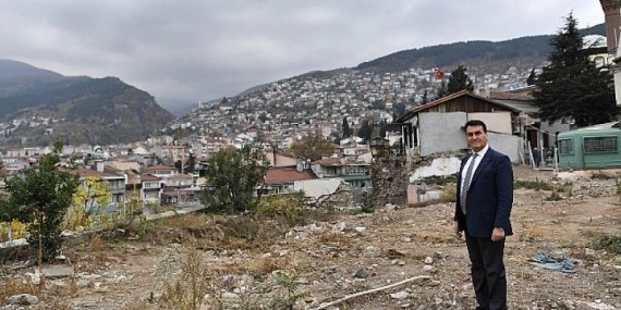 Binalar yıkılıyor, tarihi surlar ortaya çıkıyor