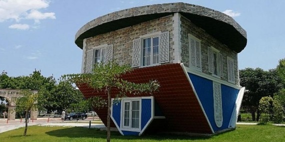 Bu eve girenlerin adeta başı dönüyor