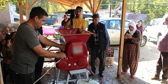 Büyükşehir makine hibeleriyle vatandaşın işini kolaylaştırıyor