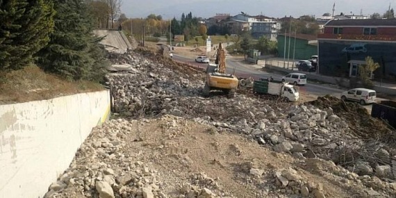 D-100 güney yan yolda kaldırım ve otokorkuluklar yapıldı