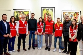 hilal-i-ahmerden-bugune-gonulluluk-kavrami-kirmizi-yelek-sergisi-ile-tuvale-yansiyor.jpg