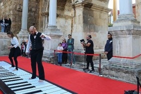 ilk-kez-turkiyeye-gelen-il-grande-piano-antalyada-muzikseverlerle-bulustu.jpg
