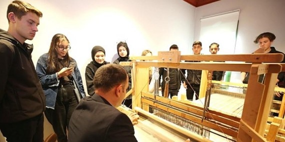 “İpek Mendil” öyküsü eşliğinde ipeğin yolcuğunu öğrendiler