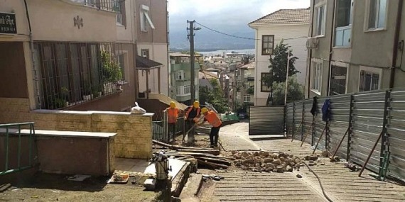 İzmit Hafız Rüştü Sokak’ta kuyu temelli iksa yapılıyor
