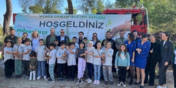 Kemer Belediye Başkanı Necati Topaloğlu çocuklarla fidan dikti