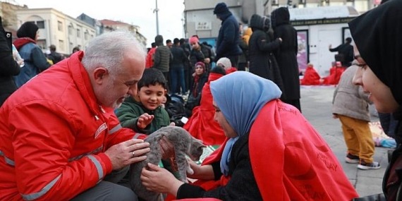Kızılay Düzce’deki Depremin Ardından Beslenme ve Barınma Hizmeti İle Bölgede
