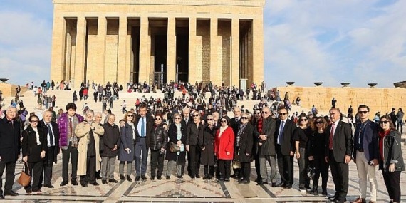 Koç Topluluğu’nun emekli üst düzey yöneticilerini buluşturan Koç-Yönder’den Anıtkabir ziyareti