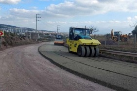 korfez-ilimtepe-yolu-asfaltlaniyor.jpg