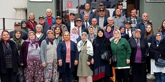 Menderes Belediyesi’nden gazilere Bergama gezisi