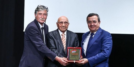 Öğretmenler Günü’nde Konak’ta büyük onur