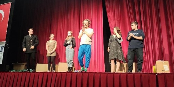 “Ötekilerin Kahramanı” Gölcüklü Tiyatroseverlerle Buluştu