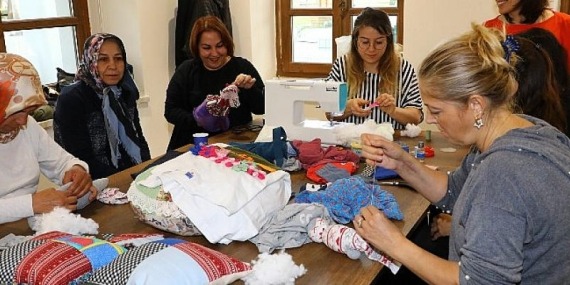 Tekstil atıklarından bez bebek ve kıyafet yaptılar
