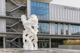 Tony Cragg’in “Runner” adlı heykeli İstanbul Modern’in yeni müze binasının önünde yerini aldı