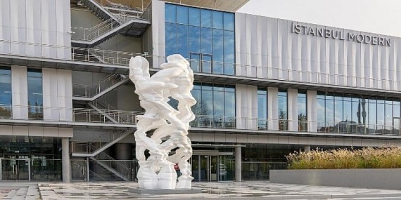 Tony Cragg’in “Runner” adlı heykeli İstanbul Modern’in yeni müze binasının önünde yerini aldı