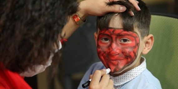 Umudun simgesi mavi balonlar gökyüzüne uçtu