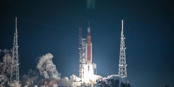 Uzay Fırlatma Sistemi’nin Boeing tarafından geliştirilen alt çekirdek kademesi, NASA’nın ilk Artemis Ay görevine güç veriyor