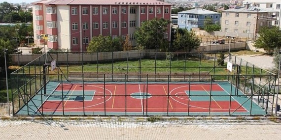 Van Büyükşehir Belediyesi, kentin spor altyapısının geliştirilmesi için il genelinde mahalle ve okullara spor sahası yapıyor