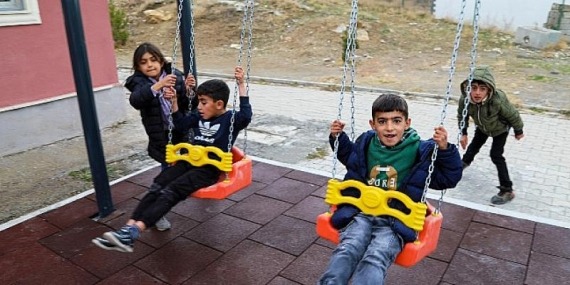 Van Büyükşehir Belediyesi Köy Okullarına Oyun Parkları Kuruyor